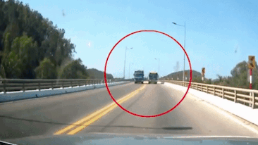 Xe khach lan lan vuot au, suyt tong truc dien oto hinh anh