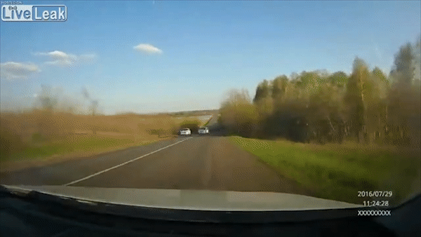 Oto mat lai lao sang lan nguoc chieu roi dam vao xe khac hinh anh