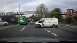 Oto dot ngot bang qua duong gay va cham hinh anh