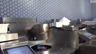 May xao nau thuc an tu dong tai nha hang hinh anh