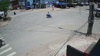 Xe may vuot den do gay tai nan lien hoan hinh anh