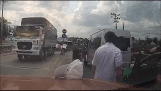 Tai xe xe khach dung dao tan cong lai xe taxi sau va cham hinh anh