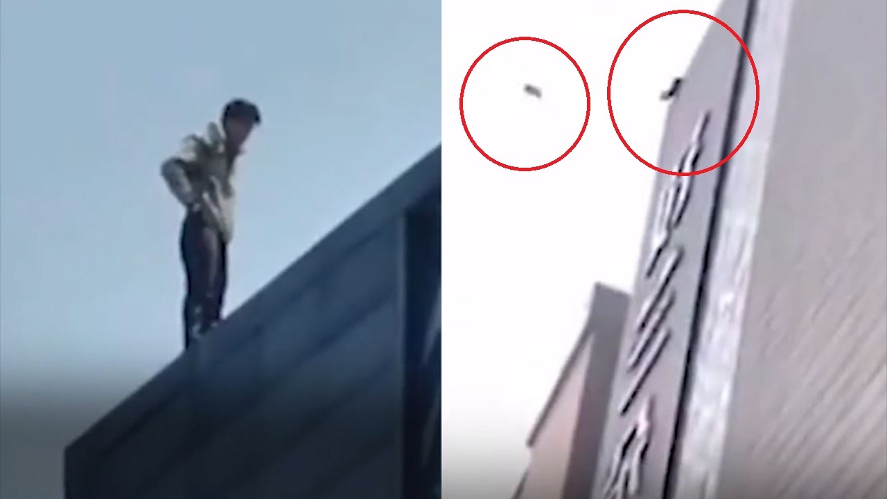 Nguoi dan ong leo len noc toa nha, nem nhieu tien mat xuong dat hinh anh