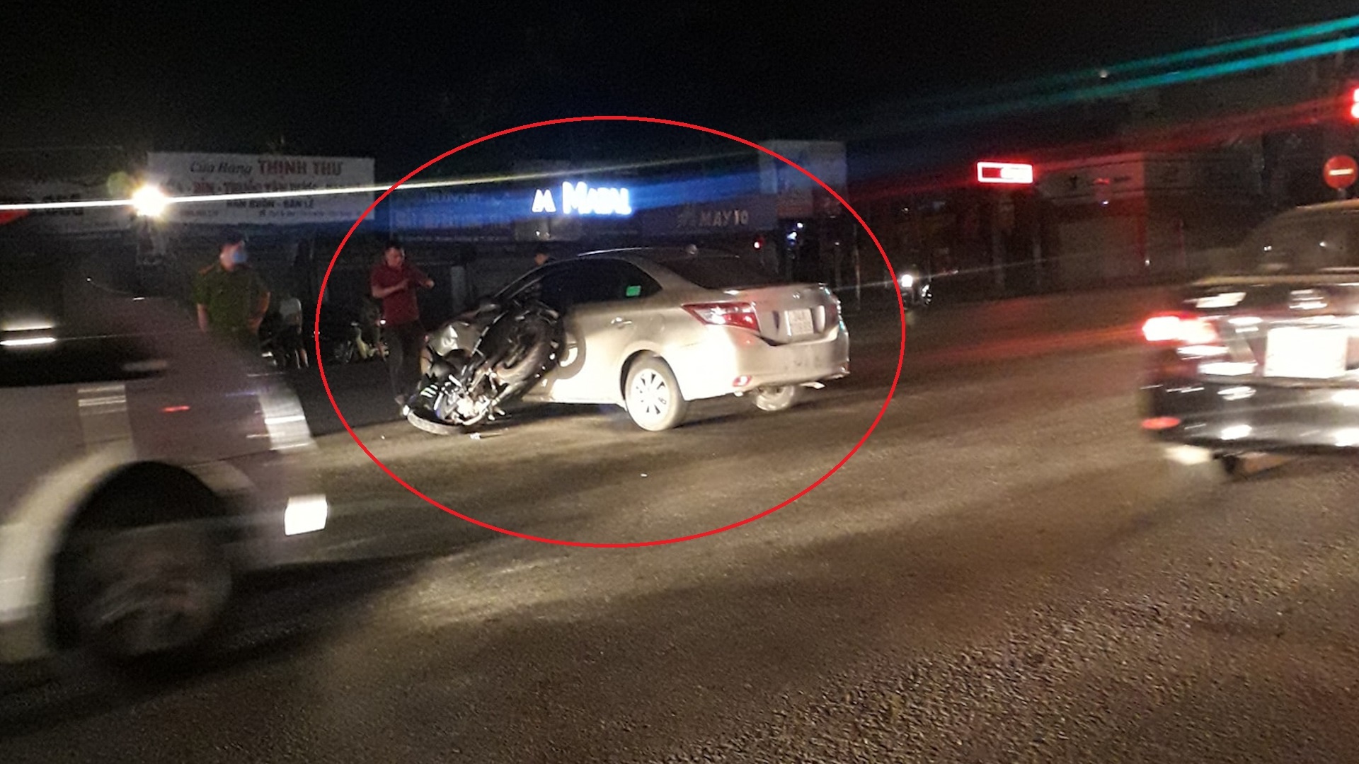 Hai nam thanh nien phong xe may vuot den do dam vao oto hinh anh