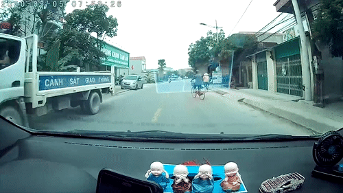 Cu ong di xe dap sang duong khong quan sat suyt bi oto dam hinh anh