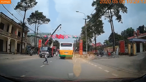 Be gai dot ngot chay sang duong suyt bi oto dam hinh anh