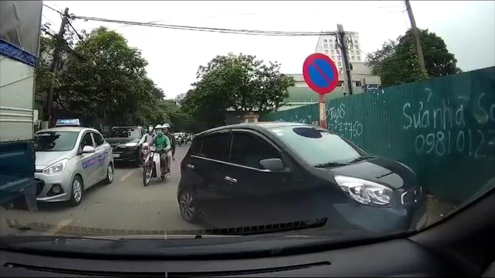 Lan lan khong duoc nhuong duong, tai xe oto phai danh lai len via he hinh anh