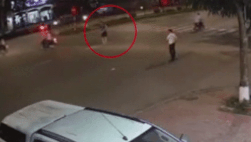 Nguoi dan ong be con sang duong bi xe may tong trung hinh anh