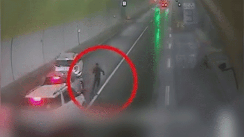 Dung xe khi qua duong ham, tai xe oto suyt bi xe khac tong trung hinh anh