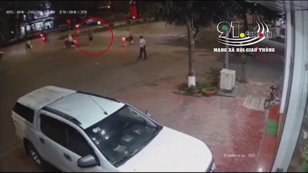 Be con sang duong bi xe may dam bay 10 m, 3 nguoi bi thuong nang hinh anh