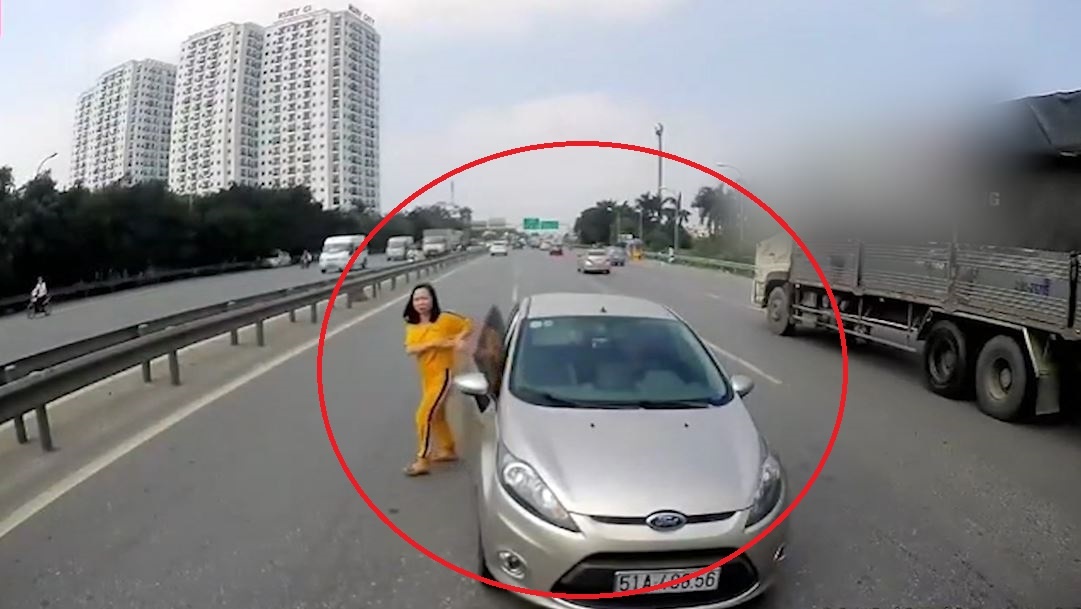 Oto co di nguoc chieu tren quoc lo 1A vi khong biet duong hinh anh