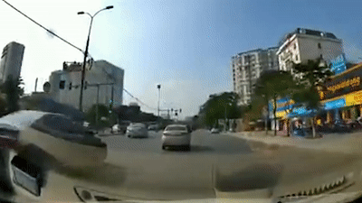 Oto vuot au va vao xe khac tren duong hinh anh