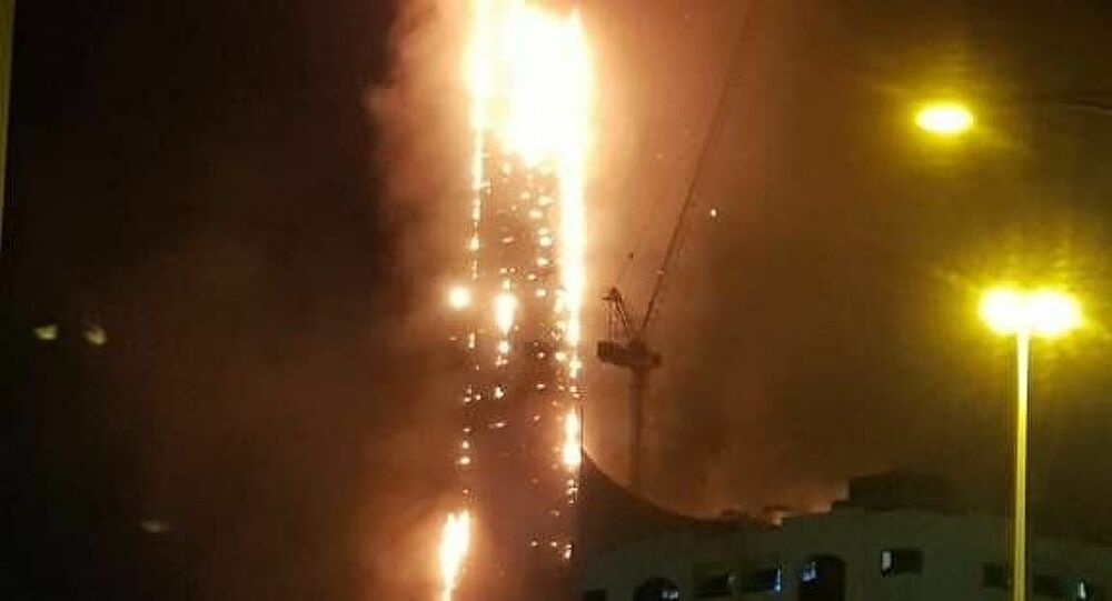 Toa thap 48 tang o UAE boc chay giua dem hinh anh