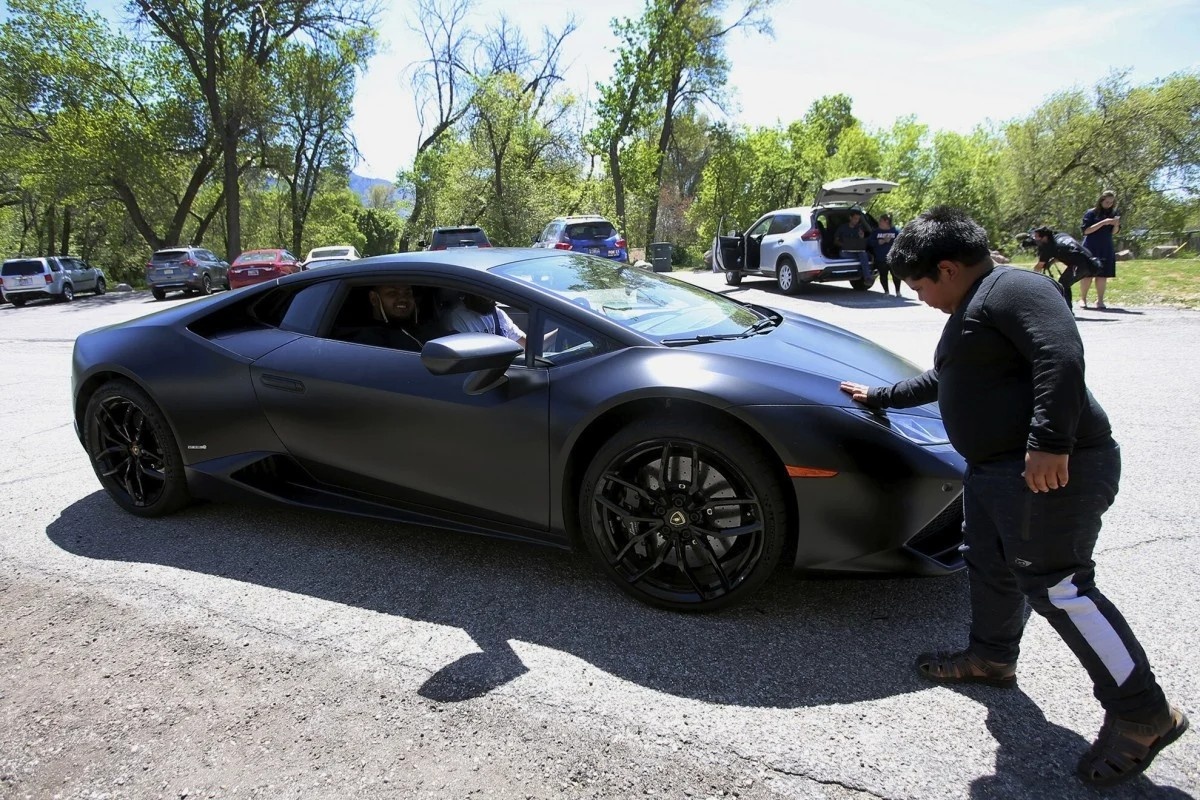 Canh sat phat hien be 5 tuoi lai oto tren cao toc di mua Lamborghini hinh anh