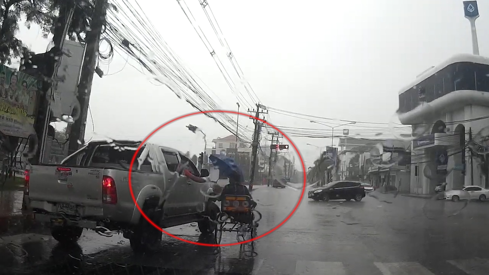 Tai xe oto che du cho nguoi di xe lan dang doi mua cho den do hinh anh