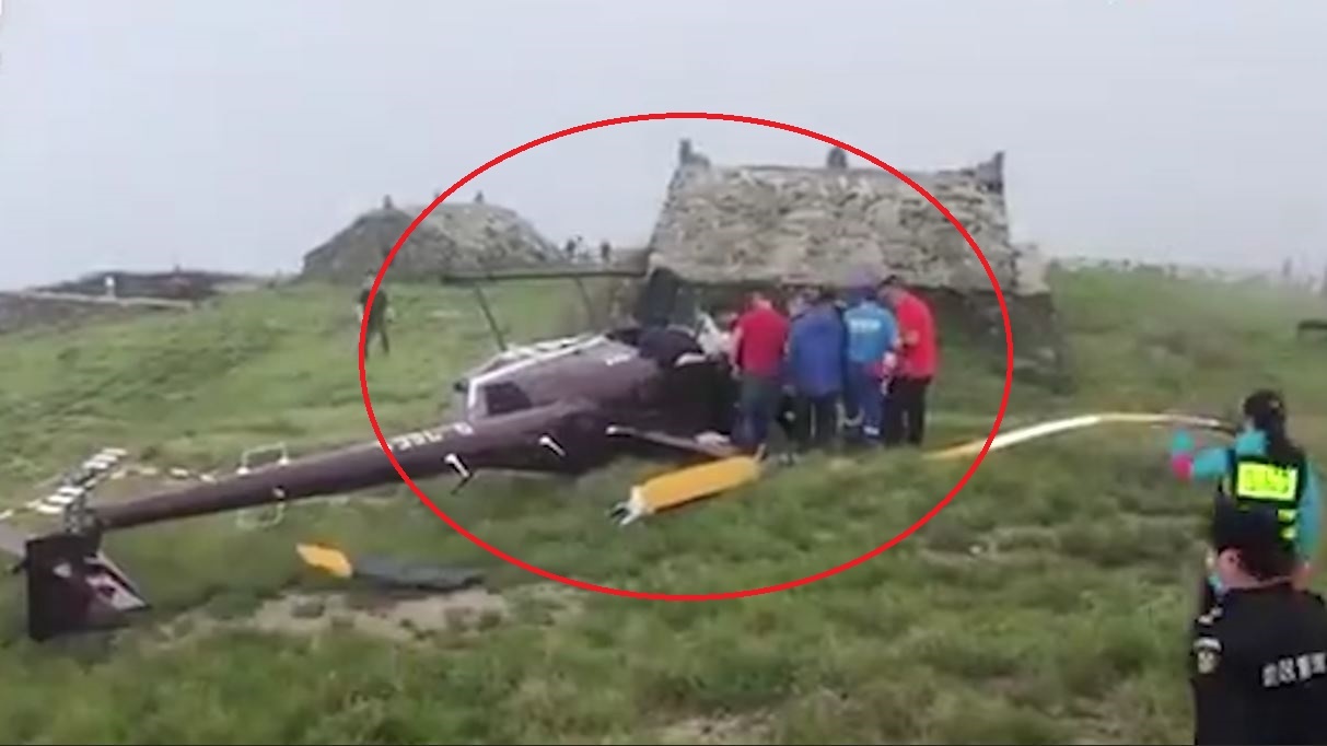 May bay truc thang cho khach tham quan bi roi o Trung Quoc hinh anh