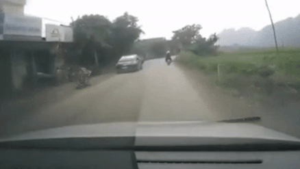 Xe may lao vao oto khien 1 nguoi chet hinh anh