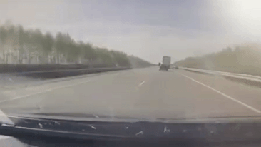 Tai xe lai Mercedes vuot au bi container tong truc dien hinh anh