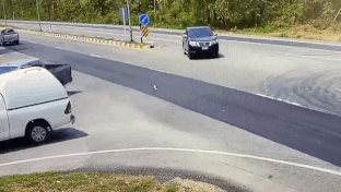 Container tong vao xe ban tai roi lao len dai phan cach hinh anh