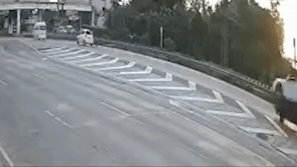 Cu nghieng 45 do roi tro lai binh thuong cua xe ban tai cho nhieu do hinh anh