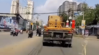 Doi nam nu thoat chet khi bi thanh nien dap vao banh xe container hinh anh