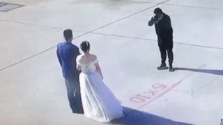 Linh cuu hoa bo chay khi nghe tieng coi bao chay luc chup hinh cuoi hinh anh