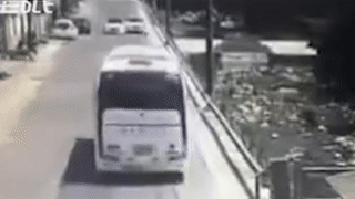 Oto lan lan vuot au bi xe buyt dam xoay ngang hinh anh