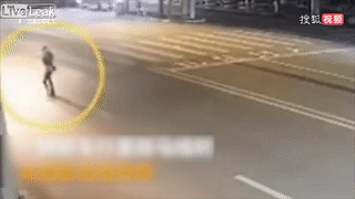 Mai nhin dien thoai bi oto dam xoay vong tren khong trung hinh anh