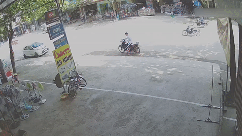 Nam tai xe lai xe may dam vao dau oto dang do ven duong hinh anh