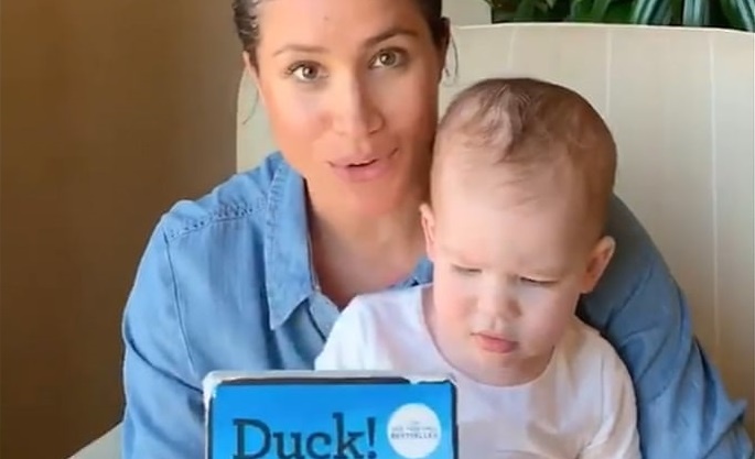 Hoang tu Harry quay Meghan doc sach cho Archie trong clip sinh nhat hinh anh