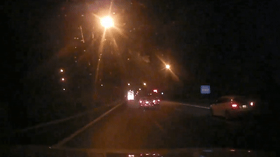 Oto mat lai va vao duoi xe khac roi lao len dai phan cach hinh anh