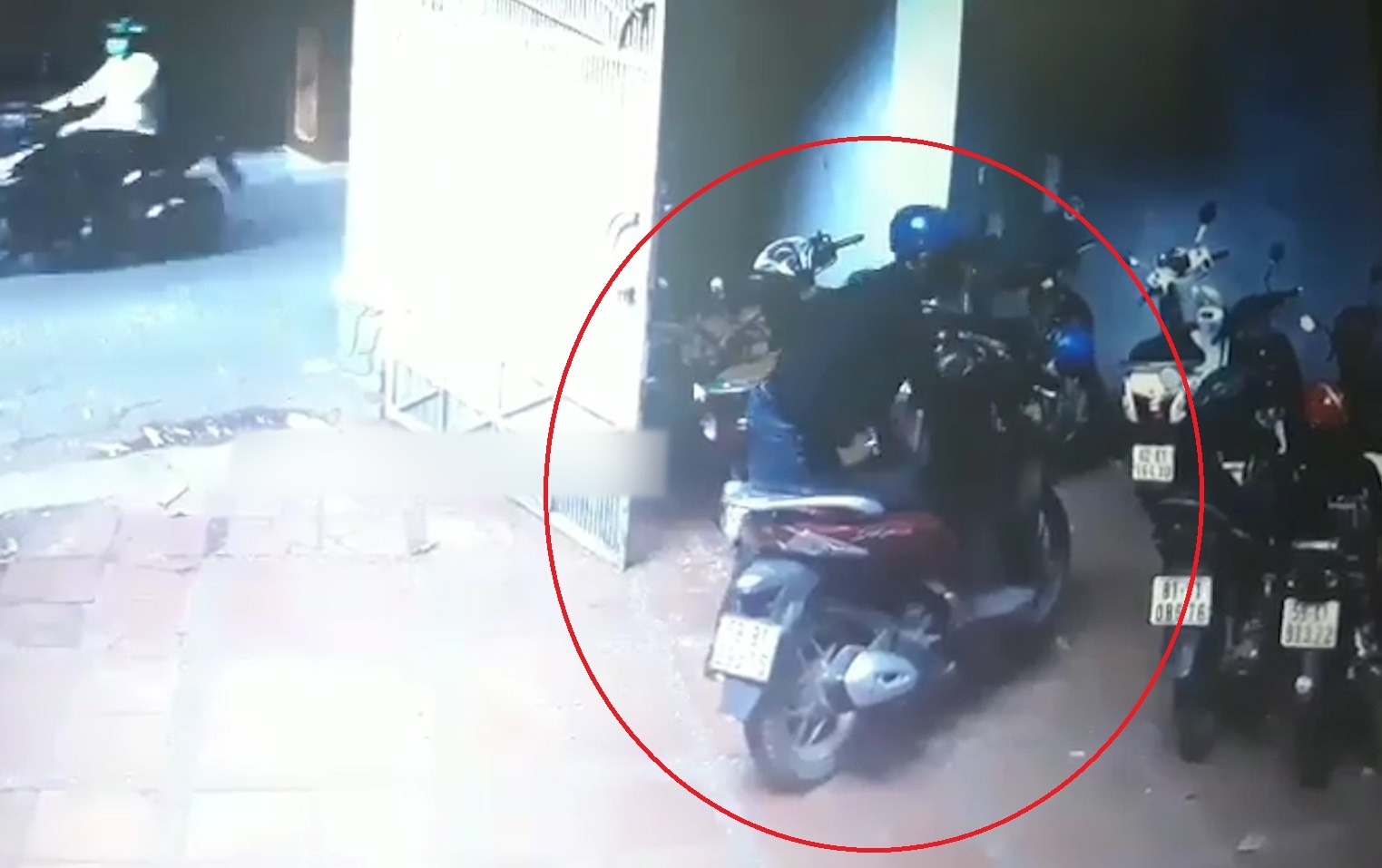 Trom xe SH giua ban ngay o TP.HCM hinh anh