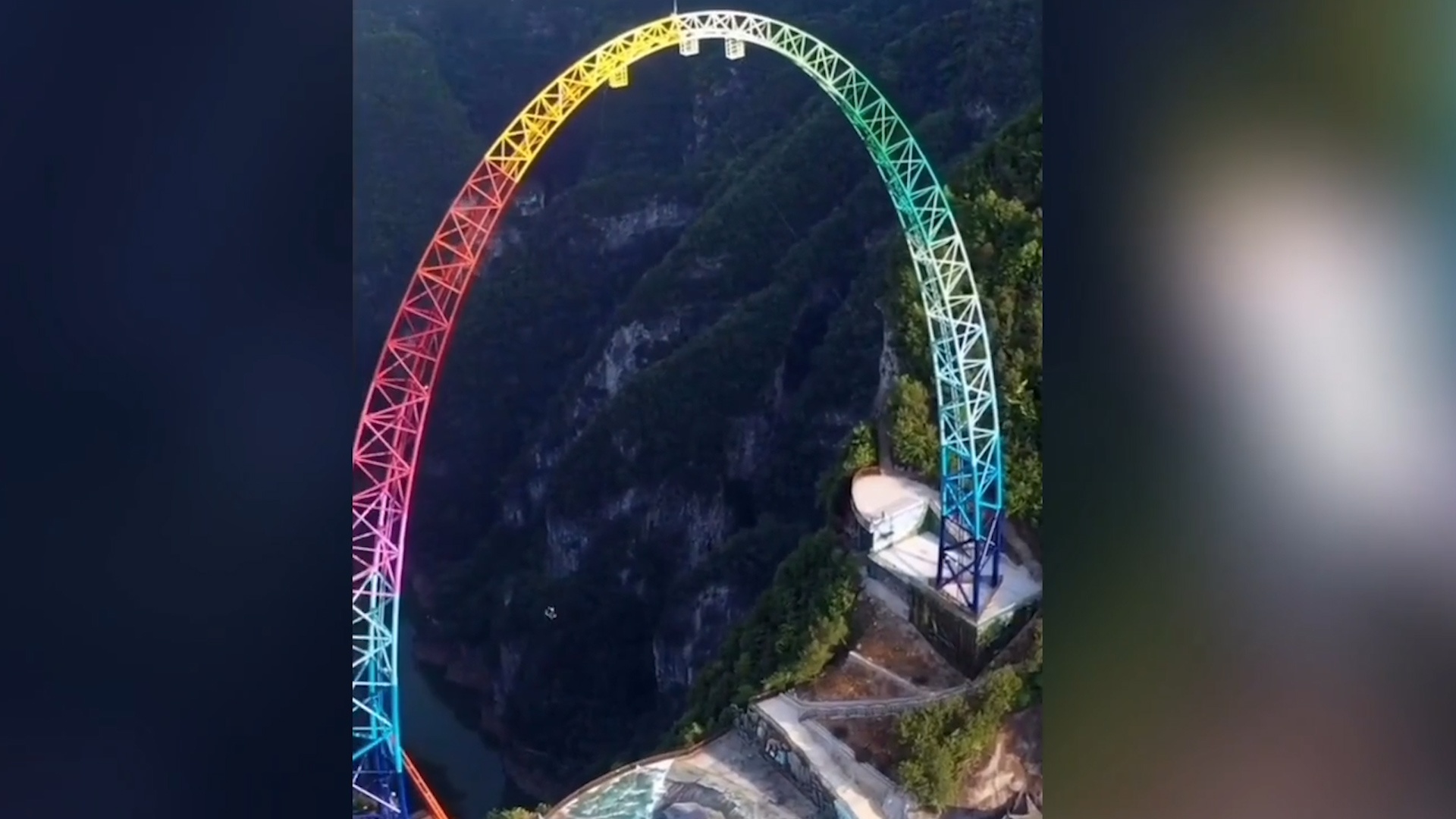 Chiec xich du khong lo tren vach da cao 700 m hinh anh