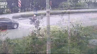 Xe may bang qua duong bi oto dam vang hinh anh