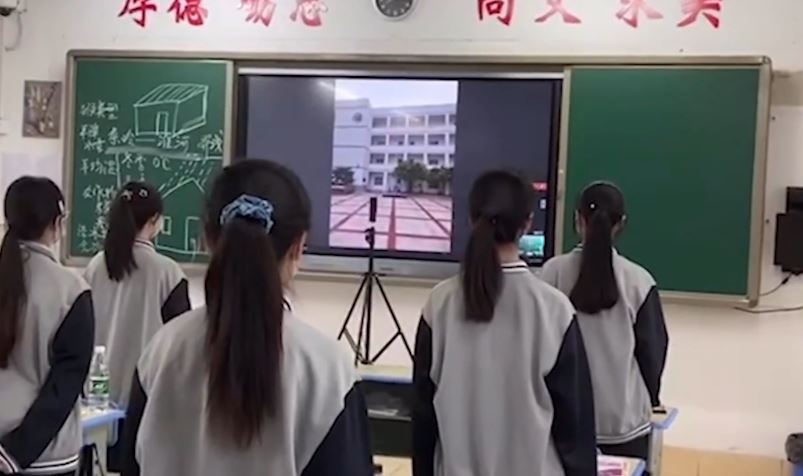 Hoc sinh Trung Quoc tham du le khai giang tai lop sau dich hinh anh