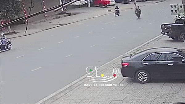 2 thanh nien boc dau xe may khien nguoi khac nga gay chan tay hinh anh