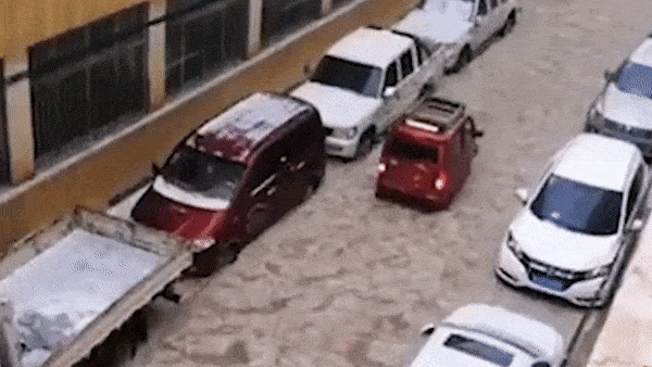 Khoanh khac nuoc lu cuon troi oto tren duong hinh anh