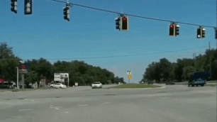 Oto di lui quanh vong xuyen, leo len noc 2 oto khac hinh anh