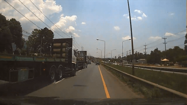 Lam roi do giua duong, xe ban tai suyt gay tai nan lien hoan hinh anh