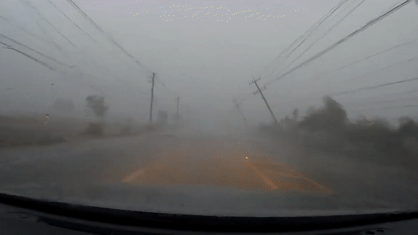 Tai xe thoat chet khi tru dien phat no hang loat o Thai Lan hinh anh