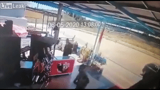 Oto chay toc do cao lao vao cua hang tap hoa hinh anh