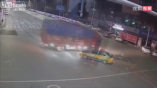 Xe tai phong nhanh phanh gap roi lat nghieng de len oto hinh anh