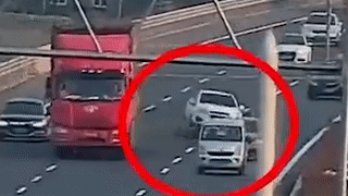 Oto lat ngua vi dam phai vat the la tren cao toc hinh anh