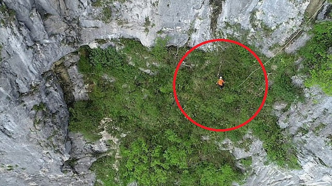 Cong nhan Trung Quoc dung tren vach nui cao 1.400 m de don rac hinh anh