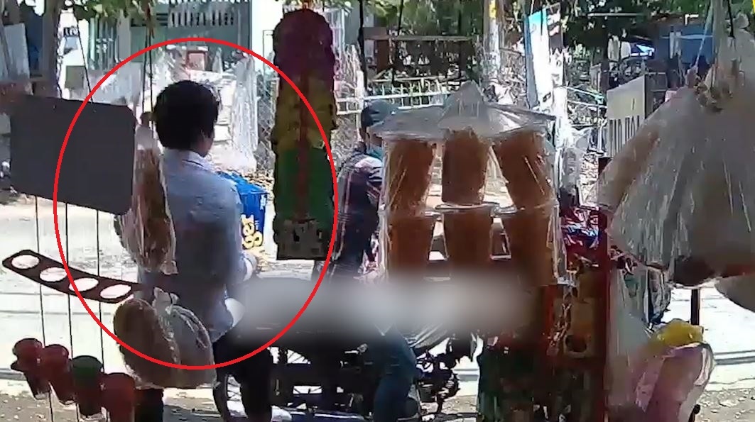 Gia vo hoi mua hang, nguoi dan ong om thung bia bo chay hinh anh