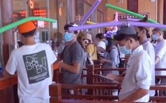 Du khach duoc phat mien phi mu bong bong dai 1 m de giu khoang cach hinh anh