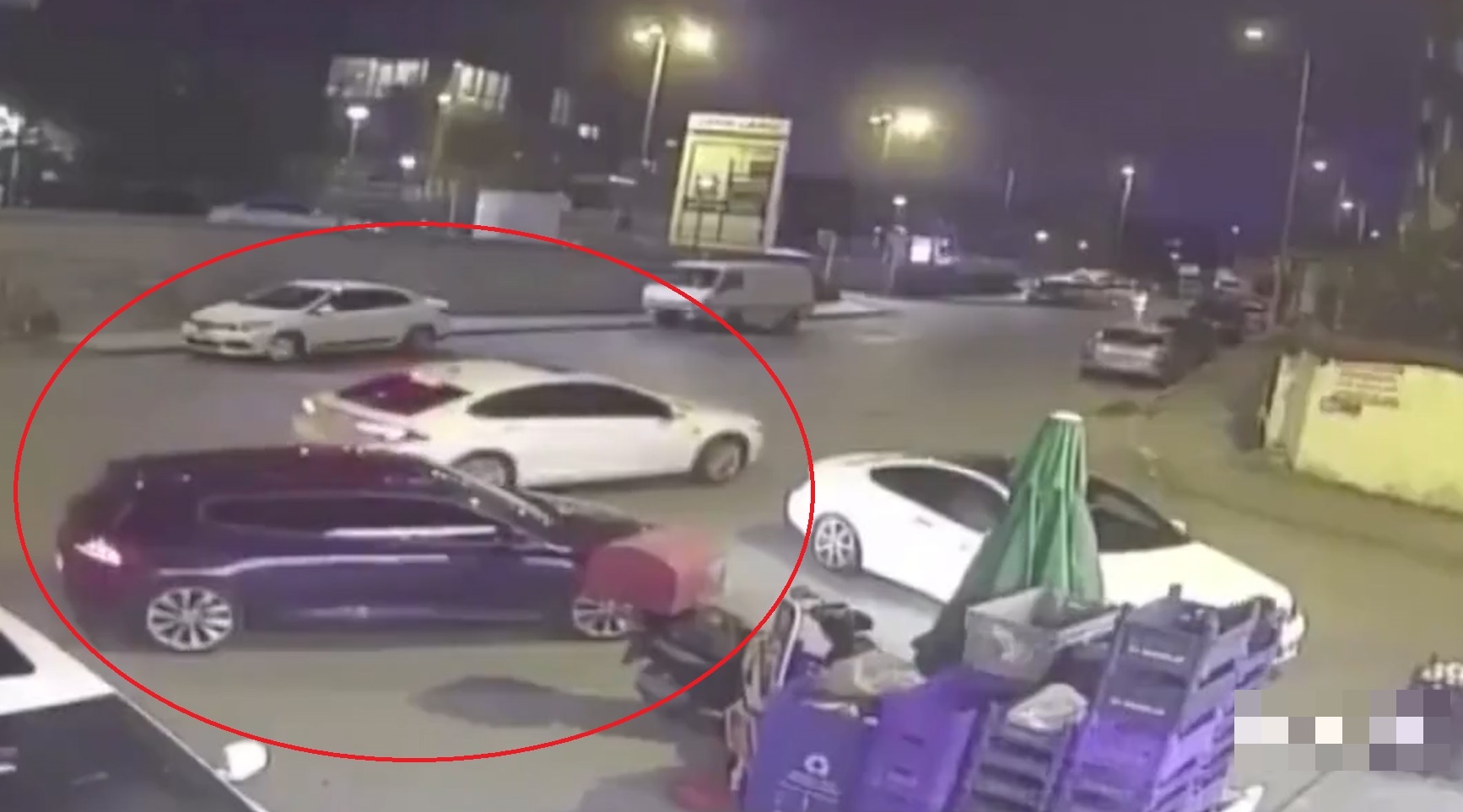 Bi trom oto vi tai xe quen rut chia khoa hinh anh