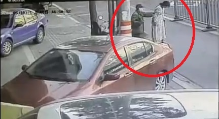 Thai phu de rot giua pho, em be roi xuong mat duong hinh anh