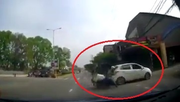 Xe may thieu quan sat dam vao oto bang qua duong hinh anh