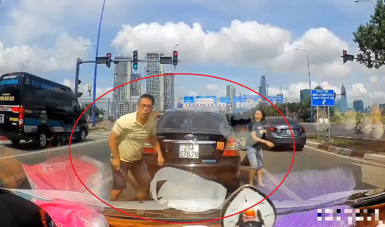 Tai xe oto dung xe lay hung khi doi hanh hung lai xe phia sau hinh anh